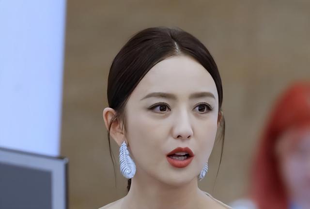 佟丽娅带儿子度假,9岁朵朵个头猛蹿瘦好多,可惜还是更像陈思诚