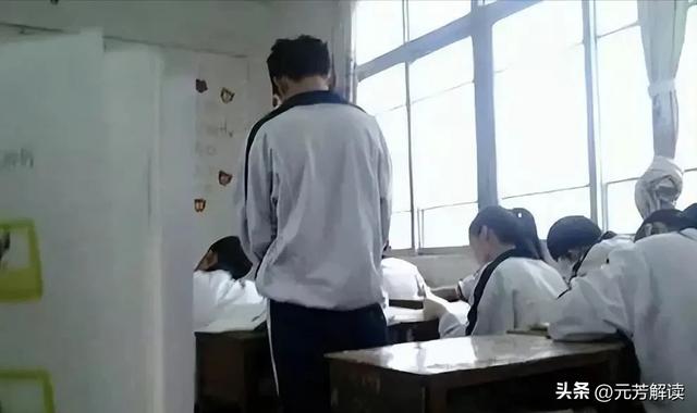 荒唐!15岁学生想小便,被班主任罚站憋着,称想尿尿先开医院证明