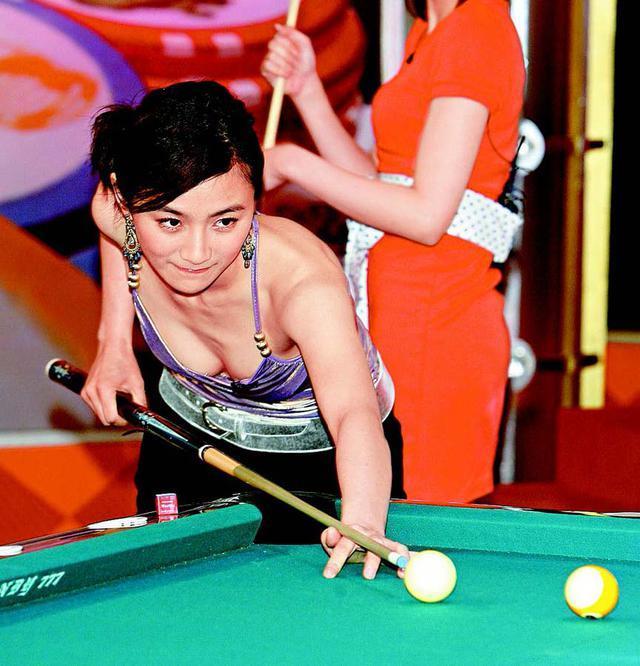 桌子旁的美女,世界最美的台球女神