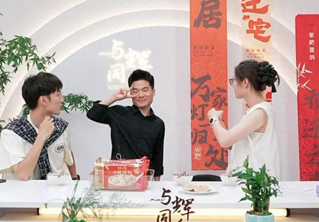 美女猴盼盼!一上播就自我介绍:大家好,我是与辉同行的猴