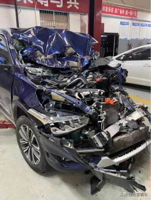 汽车a柱瘪了(奇瑞瑞虎8追尾大货车，机舱全毁，网友：这A柱强悍的让人侧目)