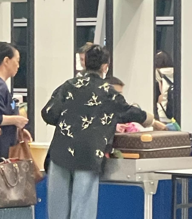 佟丽娅带儿子度假,9岁朵朵个头猛蹿瘦好多,可惜还是更像陈思诚