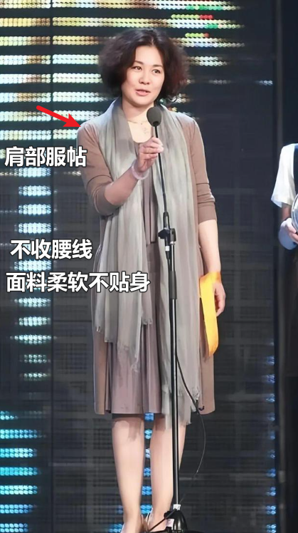 看丛珊和张瑜同框,发现60+女人:脸得圆,衣收腰,首饰戴2种好看