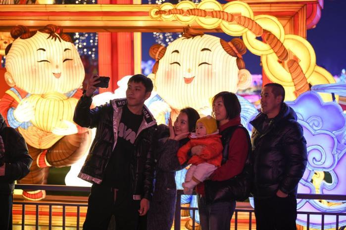 文化中国行·镜头里的非遗年|非遗灯会耀新春