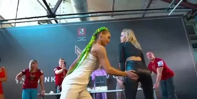 俄罗斯美女打屁股大赛,要有结实的臀部,网友:卡戴珊可以参赛