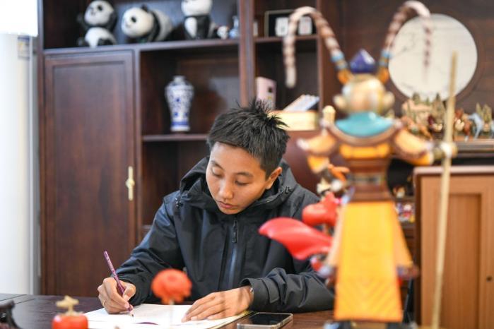 文化中国行·镜头里的非遗年|非遗灯会耀新春