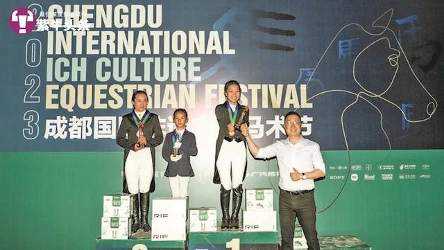 无手女孩“握”缰策马起舞，网友：热爱让你长出翅膀