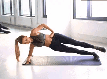 31岁混血美女宫河麻耶,拥有高挑纤细身材,4个动作练出完美翘臀