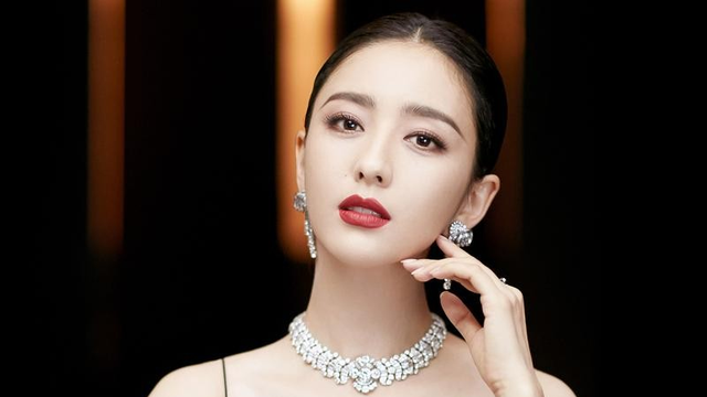 佟丽娅带儿子度假,9岁朵朵个头猛蹿瘦好多,可惜还是更像陈思诚