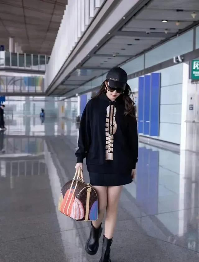 刘亦菲包臀短裙长靴造型尽显优雅性感,身材堪比行走的芭比娃娃