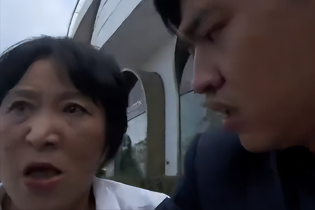 你再骂一下试试!中国美女在泰国暴打外国2米壮汉,短袖改成开衫