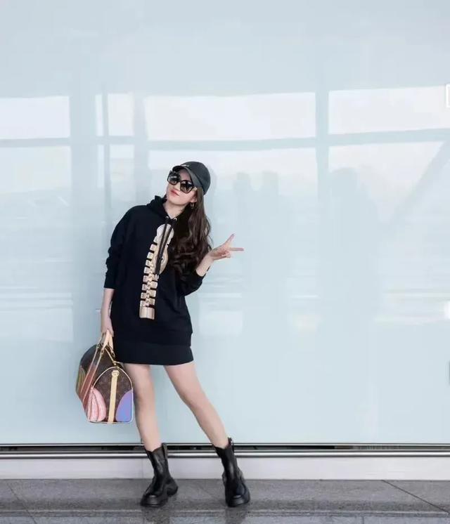 刘亦菲包臀短裙长靴造型尽显优雅性感,身材堪比行走的芭比娃娃