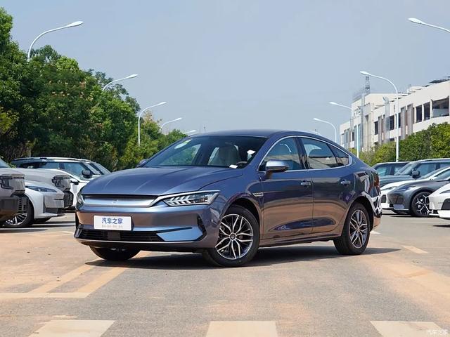 秦L 9.98万起,一年卖25万辆!续航超2000km,百公里才2.9个油!