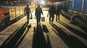 美女用震动棒地铁上(武汉地铁工地有一群“夜行侠”)