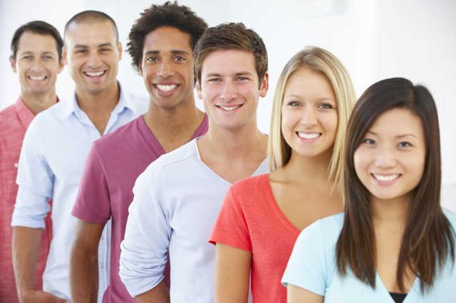 你再骂一下试试!中国美女在泰国暴打外国2米壮汉,短袖改成开衫