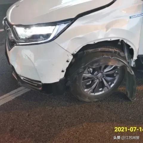 江苏苏州:当“闯红灯”的遇上“开小差”的,结果……