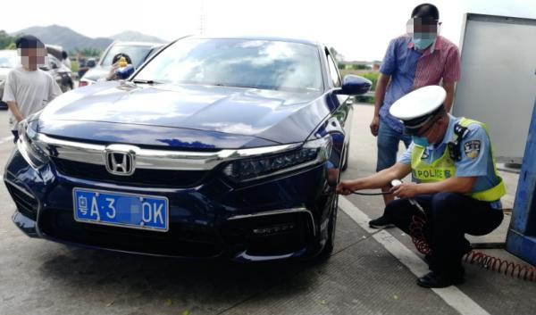 广州一家人买新车自驾去过端午,刚到珠海高速轮胎就出这问题……