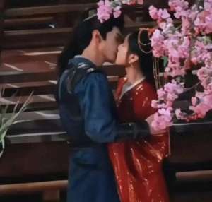 美女和导演吻(张婧仪&陈哲远片场甜蜜暴击树下浪漫拥吻，糖分超标预警)