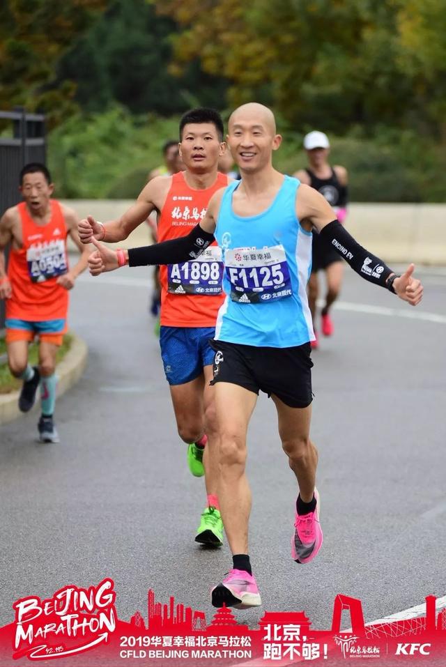 北马,首马,这个光头从F区出发,超28000人,2小时37分完赛