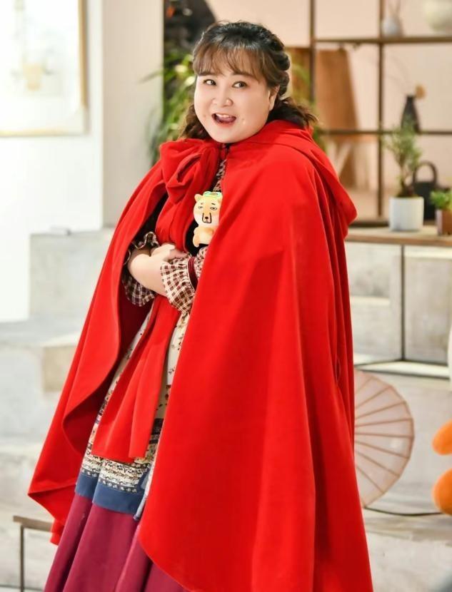 瘦百斤后的贾玲算不算大美女,看看她和张小斐谢楠的合照就知道了