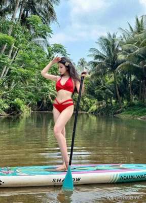 在水里的美女(美女比基尼性感泳装水中的诱惑)