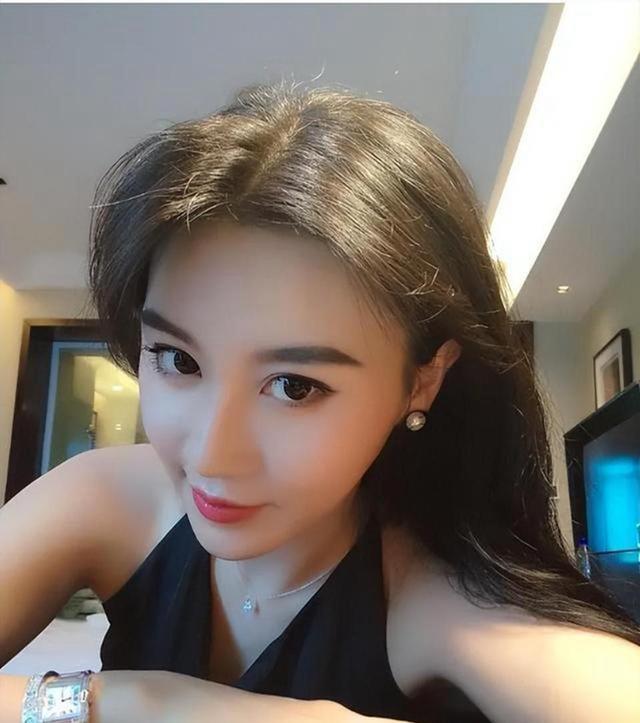 最美足球宝贝，因世界杯“胸夹手机”照走红，曾参演周润发电影！