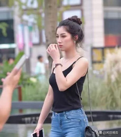 「街拍」 最“靓”的辣妈,穿紧身牛仔裤秀出成熟魅力