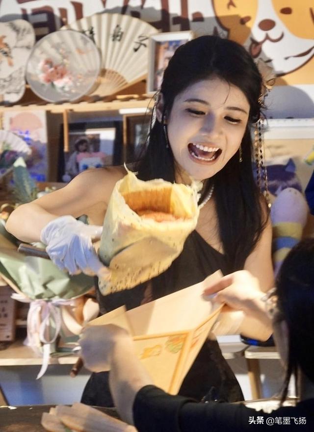 网红狗头萝莉出摊卖煎饼,也算是煎饼界的一枚美女了