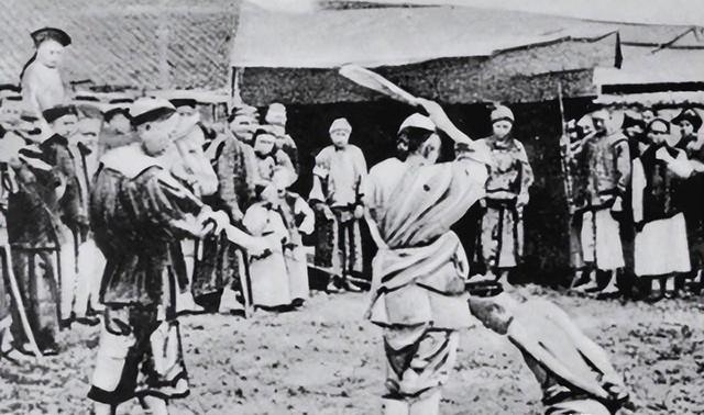 珍贵老照片,日军强征慰安妇,身上涂满奶油的性感美女