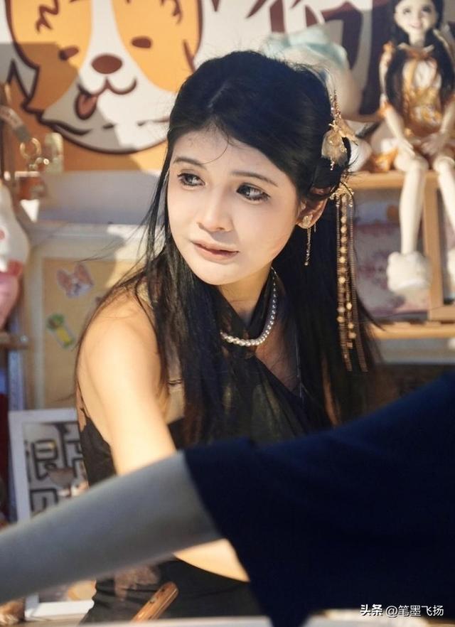 网红狗头萝莉出摊卖煎饼,也算是煎饼界的一枚美女了