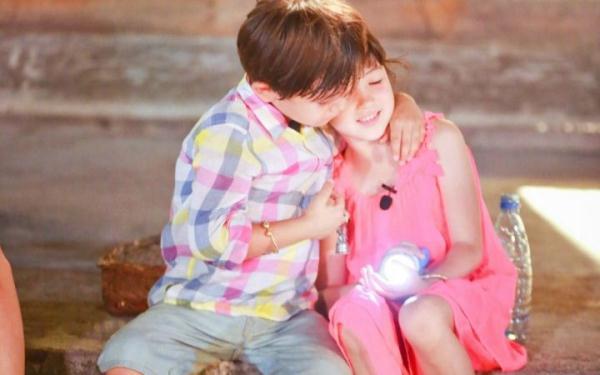 当年跟诺一“两小无猜”的夏天，如今蜕变成小美女，一双长腿吸睛