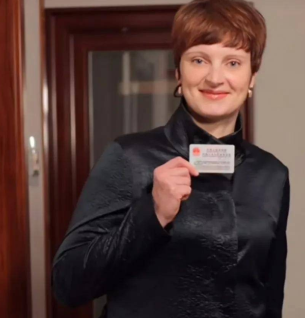 俄罗斯美女,不要车不要房,听从父亲遗言,远嫁中国,变成赢家