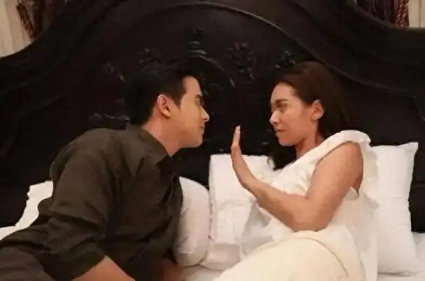 美女与闰密夜晚(妻子出差在外，我和她的好闺蜜，度过了疯狂的一夜)