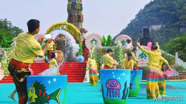 神农山泼水狂欢节开始啦!傣族美女蹦傣迪,泼起来!