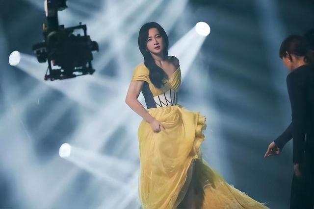 瘦百斤后的贾玲算不算大美女,看看她和张小斐谢楠的合照就知道了