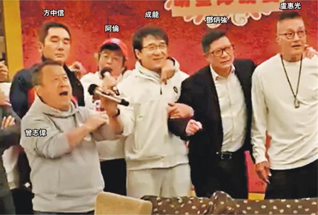 成龙搂着警队“一哥”邓炳强,扔章鱼无敌版与曾志伟,四川经济管理干部学院方中信,谭咏麟及卢惠光合唱《朋友》。