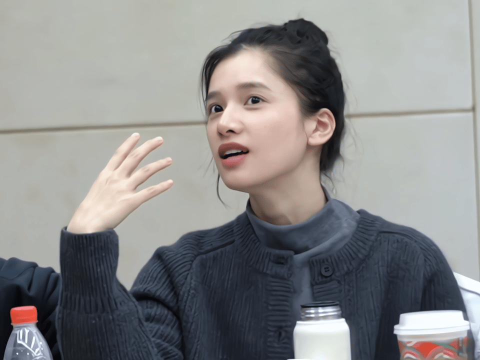 越素越美！张婧仪开会镜头曝光，完美诠释高智美女的魅力！