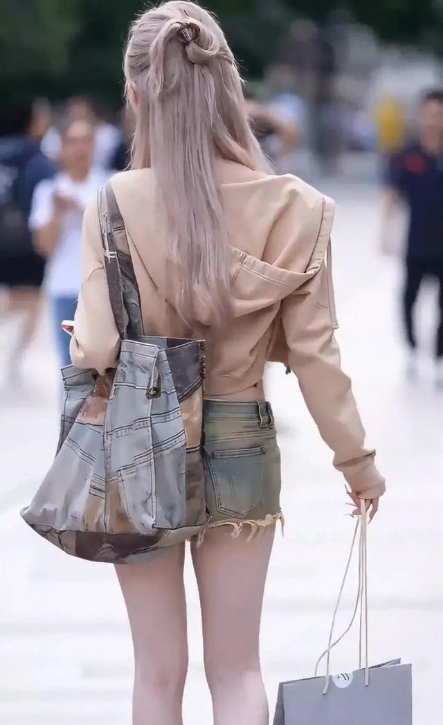 绝了!山西一金发女孩因颜值绝美引发热议,网友:腿上纹身太秀了