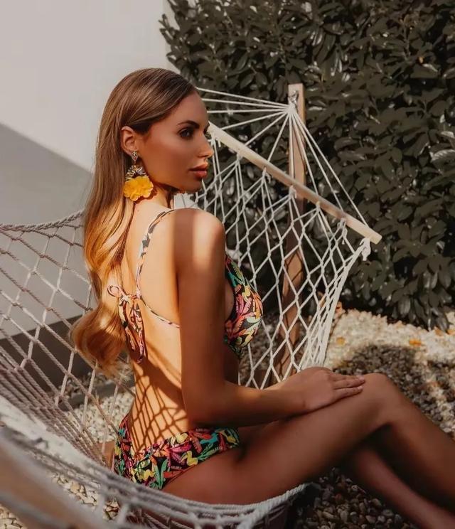 布拉格瑰宝:恋爱岛“炸弹女孩”,超模Kocendova火辣并优雅