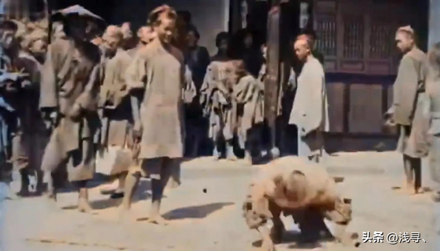 罕见照片:日本女人竟如此开放大胆,女学生脱光衣服全身赤裸上课