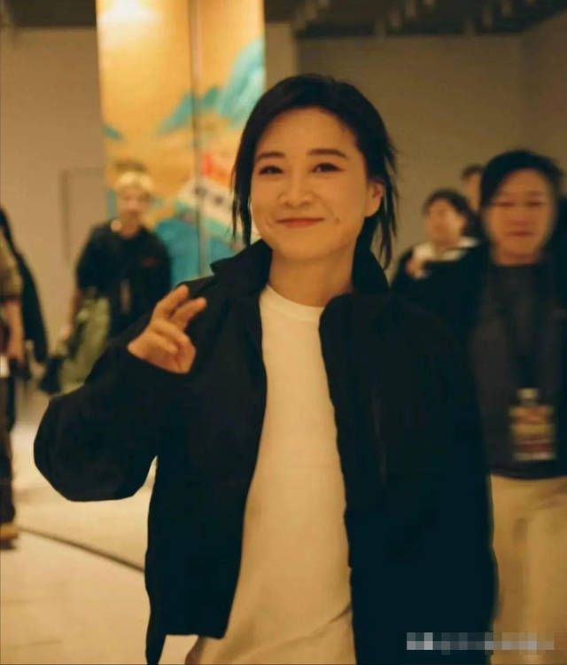 瘦百斤后的贾玲算不算大美女,看看她和张小斐谢楠的合照就知道了