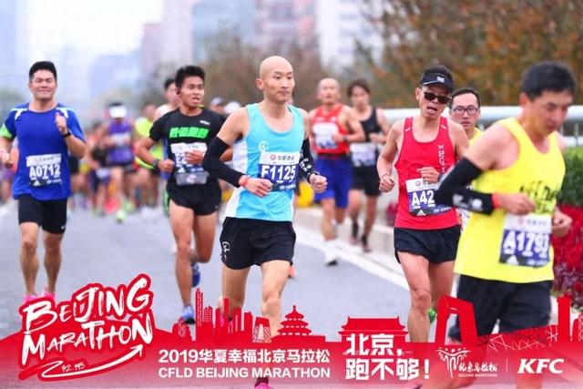 北马,首马,这个光头从F区出发,超28000人,2小时37分完赛