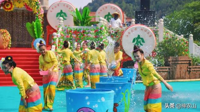 神农山泼水狂欢节开始啦!傣族美女蹦傣迪,泼起来!