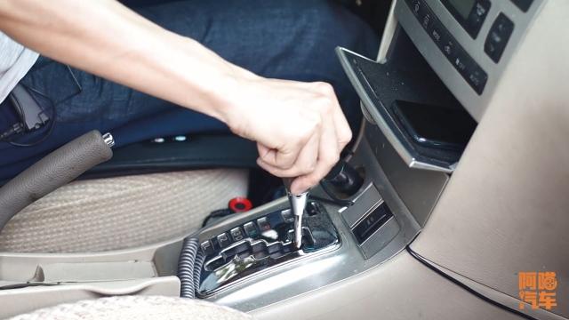 自动挡坡道停车你真的会吗?不注意挂挡顺序,变速箱随时卡死