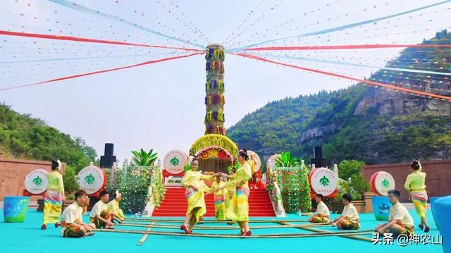 神农山泼水狂欢节开始啦!傣族美女蹦傣迪,泼起来!