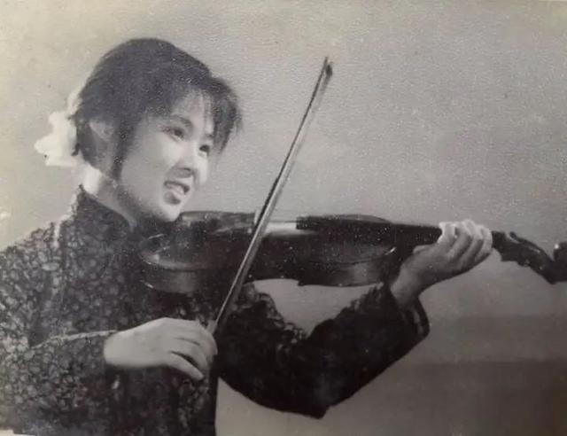 杭州出美女,这话真不假!西湖边一组旧照曝光,张张明星脸