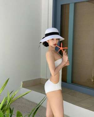 色欲小美女(纯欲风小美女比基尼写真，小小身材大大能量)