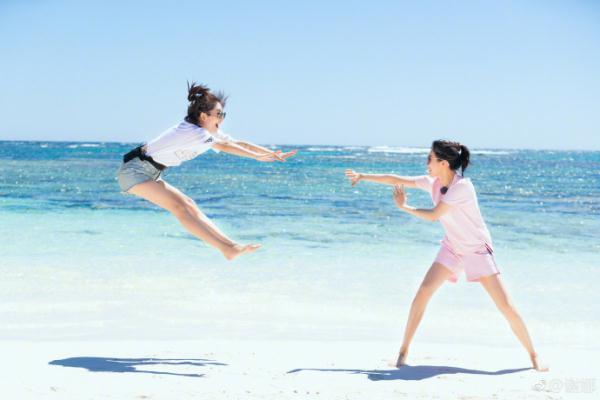 谢娜约章子怡海边比武被打飞,两个美女的大长腿太抢镜