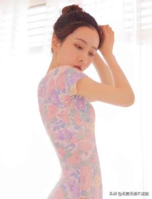 舞蹈艺校美女(艺术学院跳舞的女孩，尽显苗条身形，太迷人了)