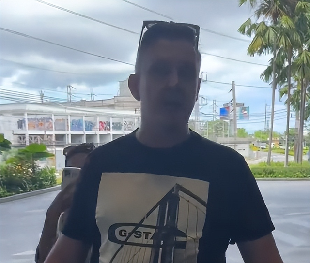 你再骂一下试试!中国美女在泰国暴打外国2米壮汉,短袖改成开衫